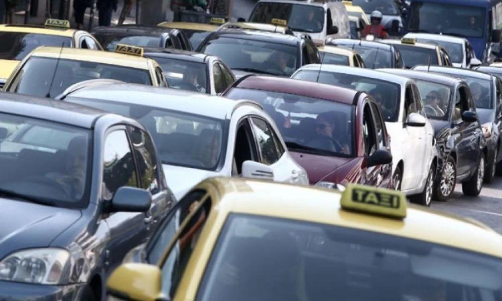 Μποτιλιάρισμα στην Αττική Οδό έπειτα από τροχαίο